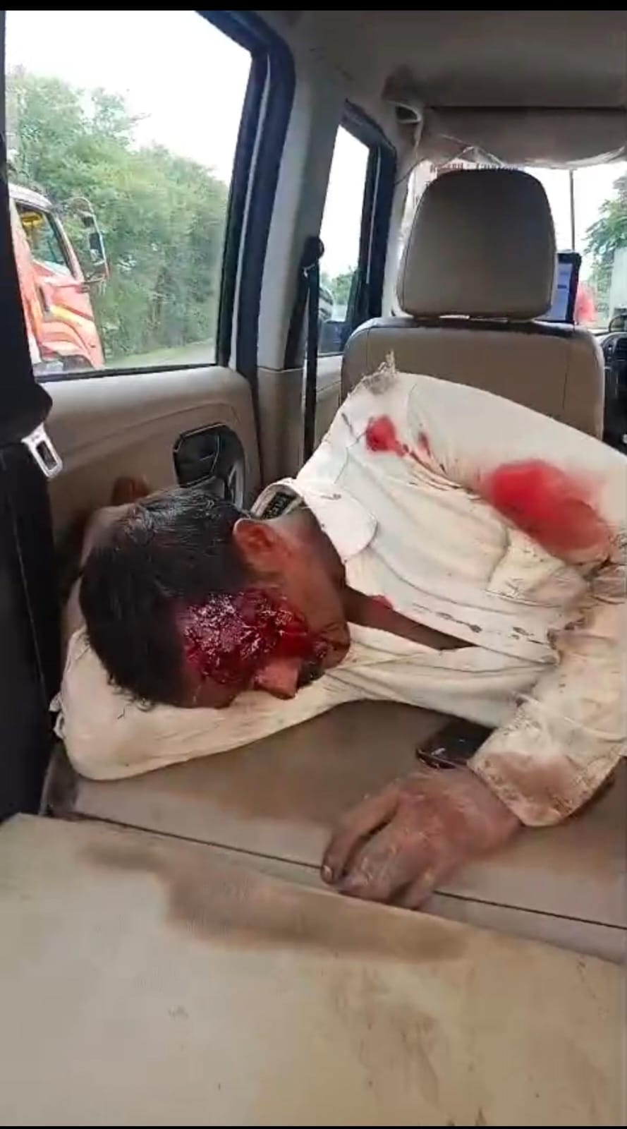 डायल-112 की त्वरित सहायता से सड़क दुर्घटना में घायल दो व्यक्तियों को समय पर पहुंचाया गया जिला अस्पताल 